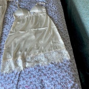 A set with night gown and long coat